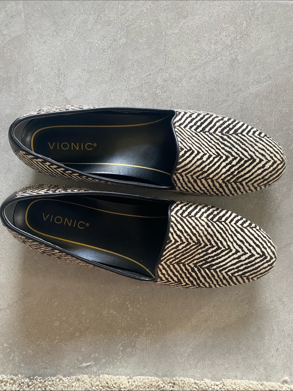 Vionic Black and Cream Herringbone Size 9 Slip-On Loafers